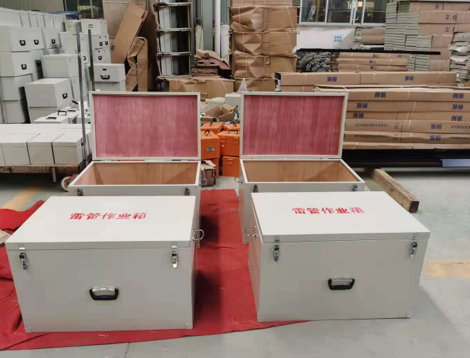 船营放炮线和雷管炸药在矿山作业时如何存放？